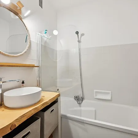 Un Exterieur Spacieux En Plein Centre D By Weekome Appartement *