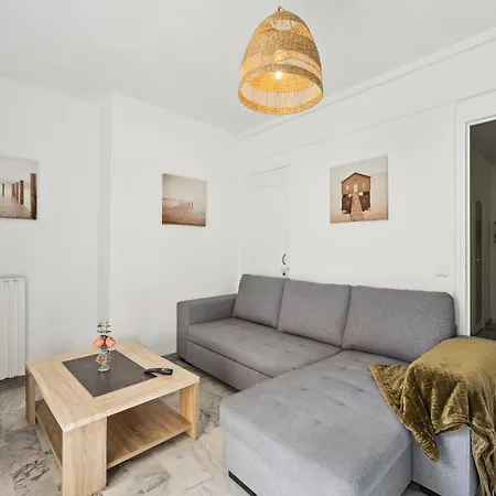 Un Exterieur Spacieux En Plein Centre D By Weekome Antibes