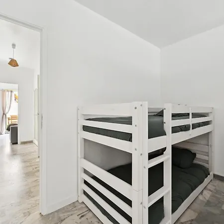 Un Exterieur Spacieux En Plein Centre D By Weekome Appartement Antibes
