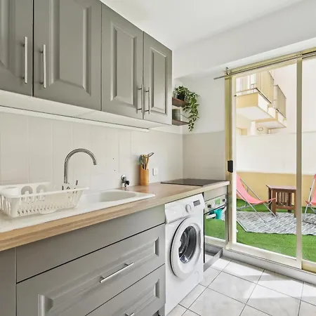 Un Exterieur Spacieux En Plein Centre D By Weekome Appartement Antibes